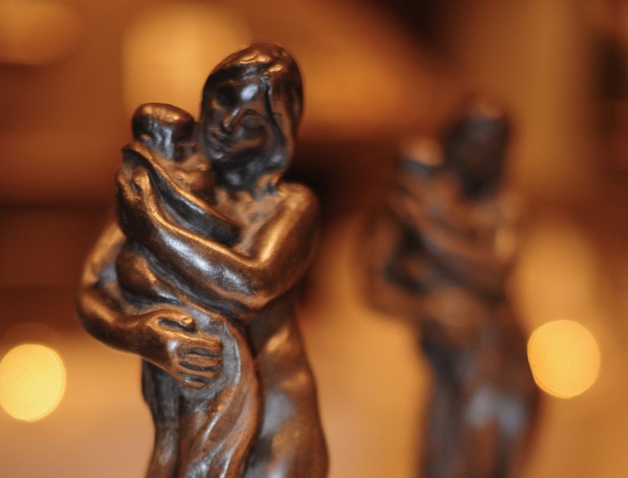 Bilde av to like og små bronsestatuetter som fremstiller en kvinne som holder et barn. Den ene i forgrunnen er skarp, mens den i bakgrunnen er uskarp.